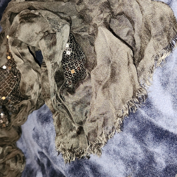 Women's Scarves - Picture 15 of 16